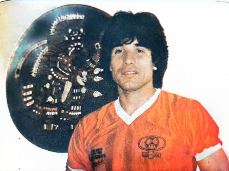 Posando con los colores de Cobreloa '88. "La camiseta del equipo campeón aún la tengo", precisa el argentino.
