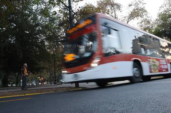 Cárcel, multas de más de $6.000.000 y suspensión de licencia: Buscan aumentar sanciones a choferes del transporte público