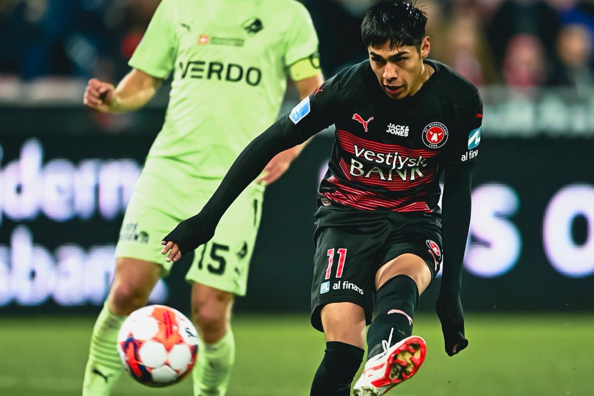 Darío Osorio en primer plano en el partido entre Midtjylland y Randers.