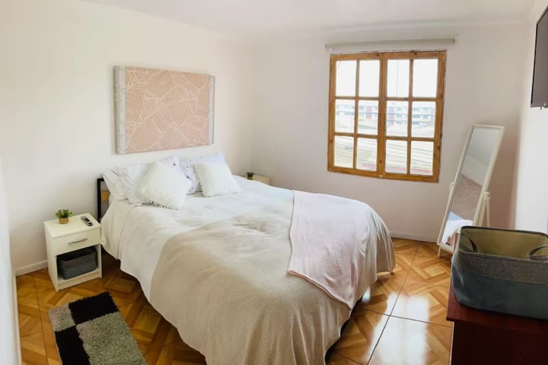 Este departamento ubicado en el corazón de la ciudad cuenta con dos dormitorios habilitados para recibir hasta tres húespedes. Créditos: Airbnb.