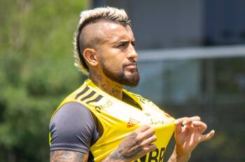 "Ya no debería ser ni clásico": Arturo Vidal arremete contra la U en transmisión de Twitch