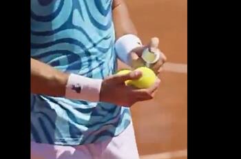 VIDEO | Sorprenden a tenista argentino haciendo trampa en el Challenger de Santiago con un misterioso spray