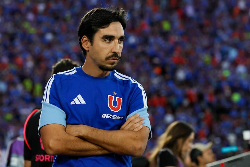 dejó de ser el entrenador de la U. Foto: Agencia Aton.