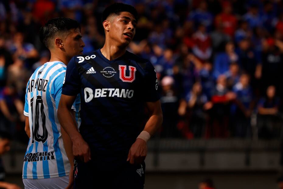 El jugador de Universidad de Chile Dario Osorio se lamenta tras desperdiciar una ocasion de gol.