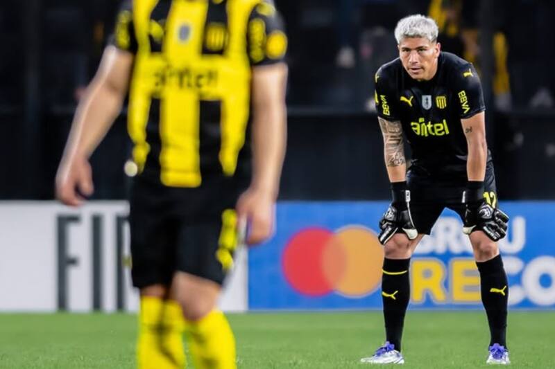 El portero chileno en Peñarol. Foto: @mauribermudez / oficialcap en Instagram.