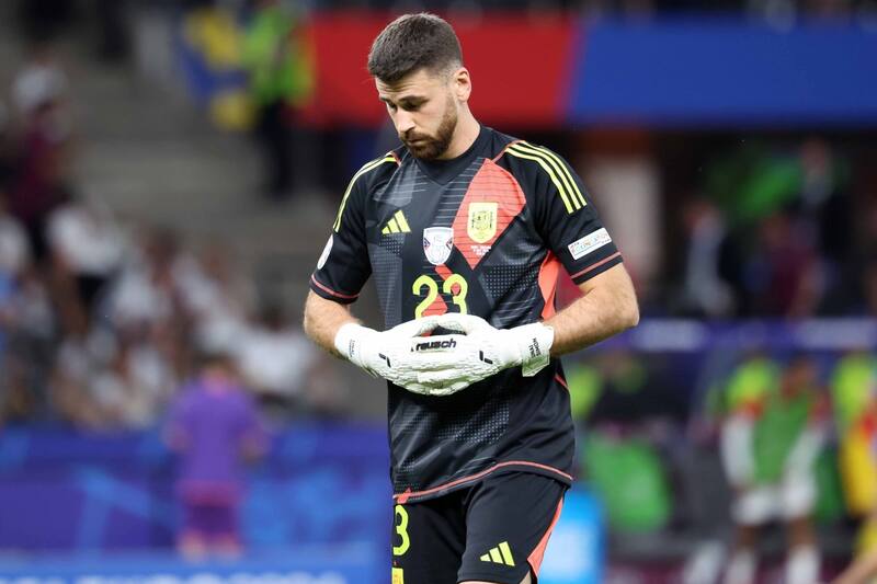 El portero deberá pasar por el quirófano tras ganar la Eurocopa. EFE.