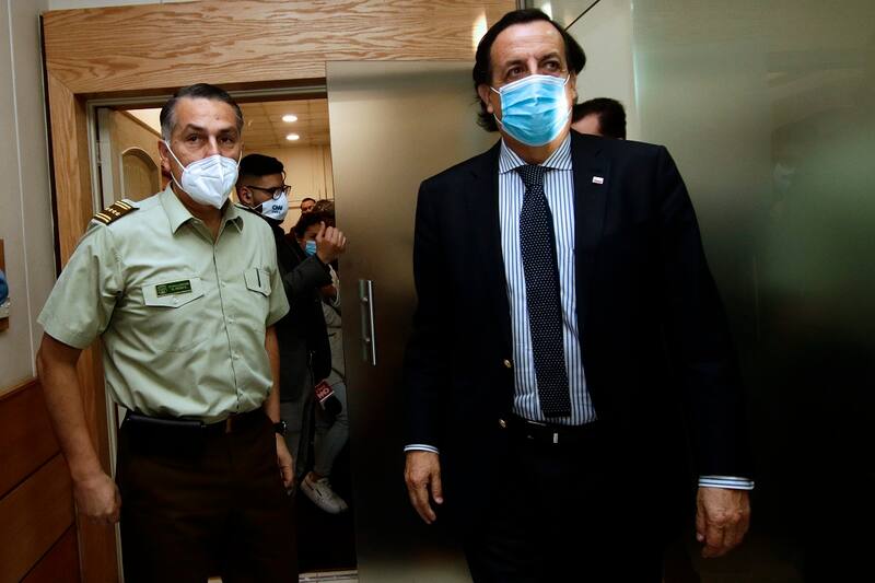 Santiago 26 octubre 2020
El ministro del interior y seguridad publica Victor Perez junto al general director de Carabineros Mario Rosas, el subsecretario del Interior Juan Francisco Galli y el director Nacional de Orden y seguridad, General inspector Ricardo Yáñez realizan balance a nivel nacional de la jornada eleccionaria
Javier Salvo /Aton Chile