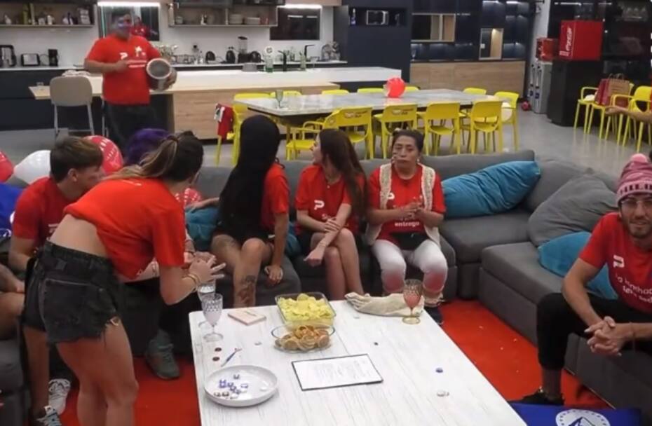 Los participantes de "Gran Hermano" Chile viendo el partido de "La Roja".