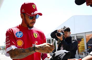 Hamilton llama a la calma por el lento comienzo de Ferrari: “No esperaba que ganáramos desde la primera carrera”