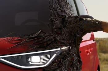 La Combi eléctrica atrae hasta a un alien en la nueva película de Venom