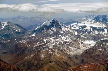 Senapred comienza monitoreo de volcán en la Región Metropolitana por sismo asociado a fracturamiento de rocas