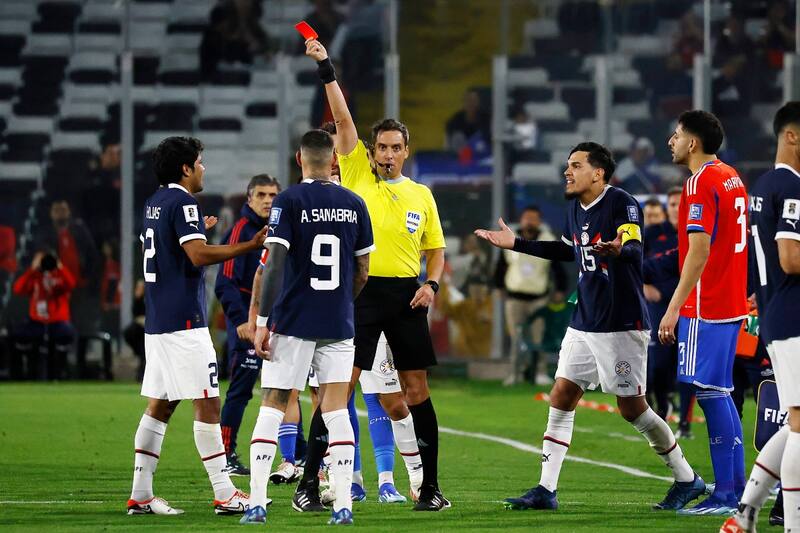 se fue expulsado antes del término del primer tiempo ante La Roja. (Foto: Aton)