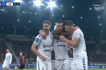 VIDEO | ¿Al Puskás? El golazo de atrás de mitad de cancha del alemán Lucas Podolski