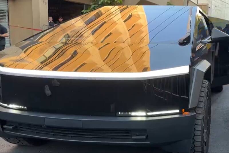 estrenó una camioneta de súper lujo en el partido América - Tigres.