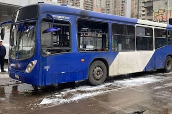 VIDEO | Queman micro en Santiago Centro: Carabineros detuvo a 5 personas