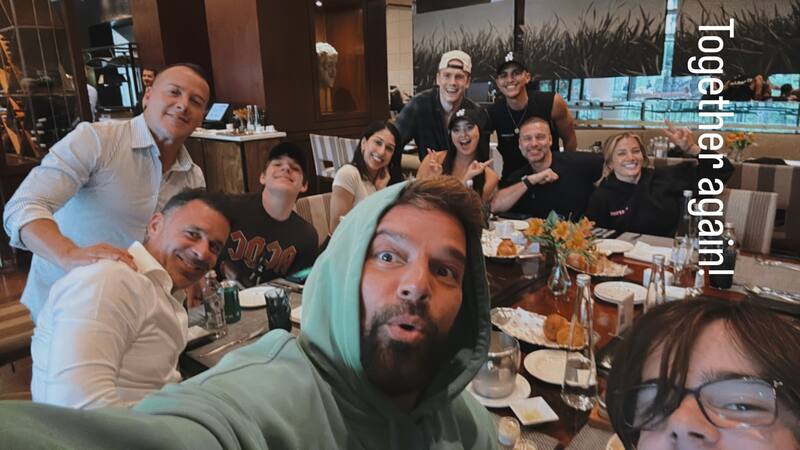 Ricky Martin compartió una selfie con sus hijos desde Chile.