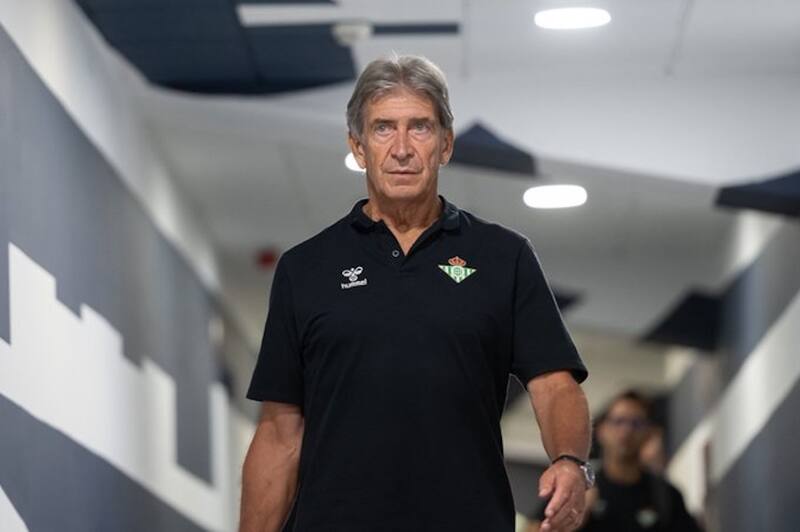 El DT chileno en su llegada al Estadio La Rosaleda, en Málaga.