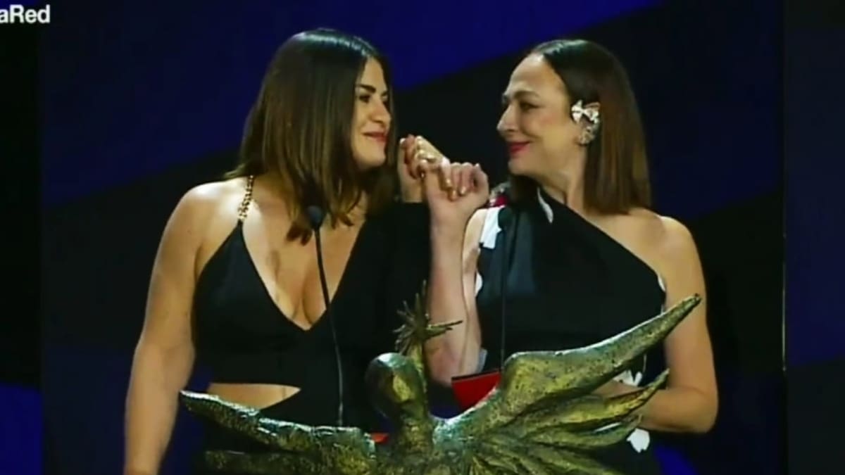 El aclamado beso de Ingrid Cruz y Patricia Rivadeneira en los Premios Caleuche
