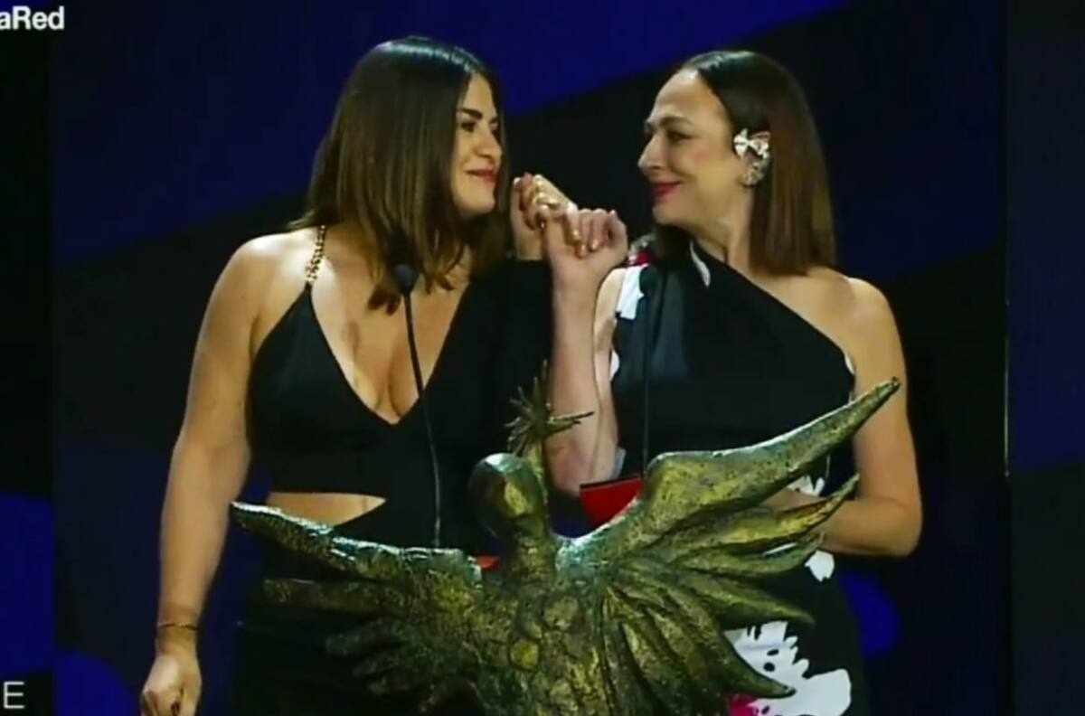 El aclamado beso de Ingrid Cruz y Patricia Rivadeneira en los Premios Caleuche