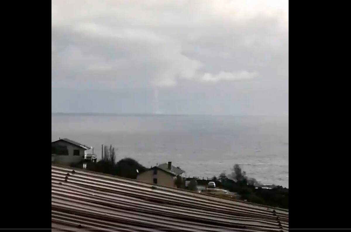 Usuarios captan tromba marina en las costas de Quintay