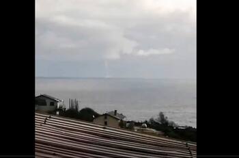 Usuarios captan tromba marina en las costas de Quintay