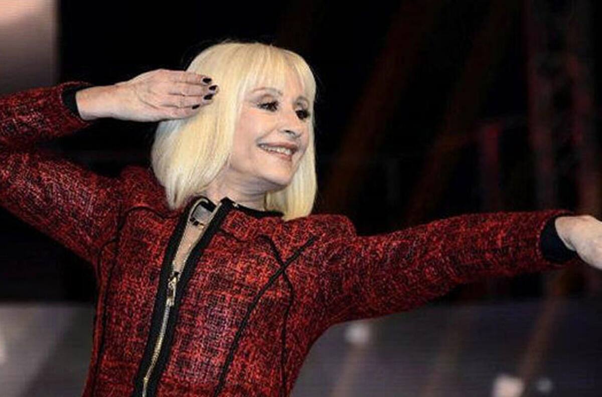 Incontables fanáticos de Raffaella Carrà llegan a darle el último adiós a la diva en su velorio en Roma