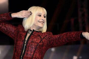 Incontables fanáticos de Raffaella Carrà llegan a darle el último adiós a la diva en su velorio en Roma