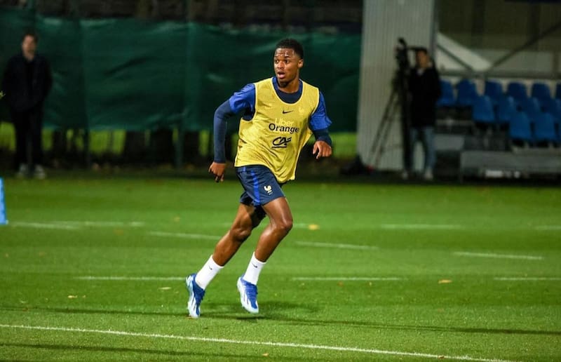 El central de 19 años es el primer refuerzo del Bayer Leverkusen. Créditos: @j.belocian17