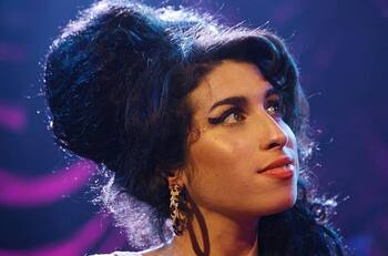 Padre de Amy Winehouse demanda a amigos de su hija por más de 730 mil libras