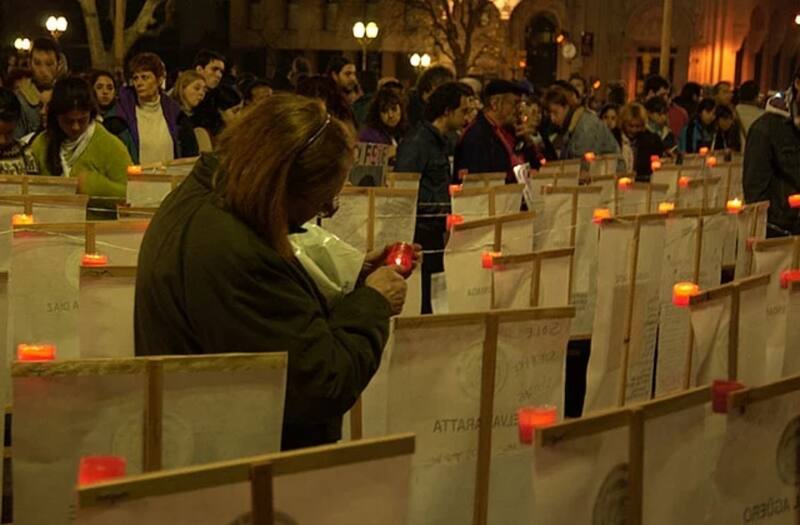 El incendio comenzó con una bengala, que inmediatamente encendió un material altamente inflamable en el techo del lugar. La salida de emergencia se encontraba con candado.