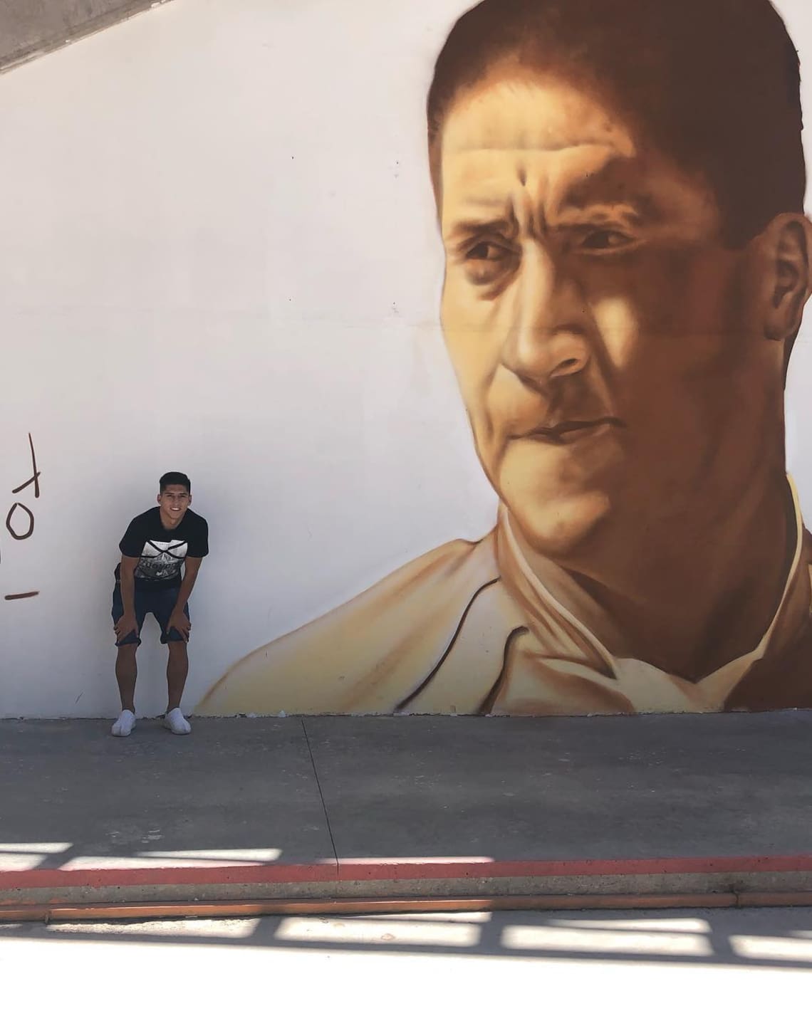 Posando junto al mural en honor a su padre en el Estadio Zorros del Desierto. El exvolante falleció en 2009 de un cáncer gástrico.