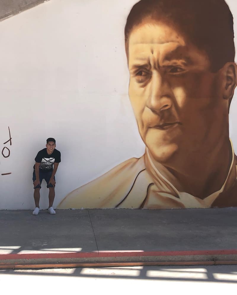 Posando junto al mural en honor a su padre en el Estadio Zorros del Desierto. El exvolante falleció en 2009 de un cáncer gástrico.