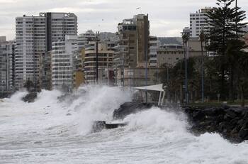 VIDEOS: fuertes marejadas afectan a sectores costeros de Chile