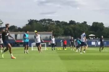 Pase de lujo de Neymar para una gran definición de Di María en el entrenamiento del PSG