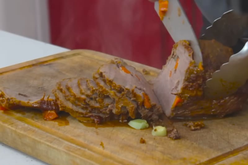 Se deben hacer incisiones en la carne para colocar dentro la zanahoria, ajo y apio.