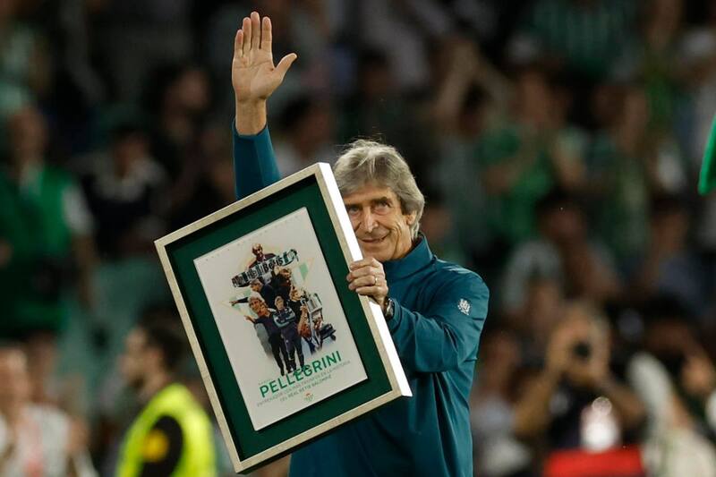 es ovacionado por el Benito Villamarín. Foto: EFE.