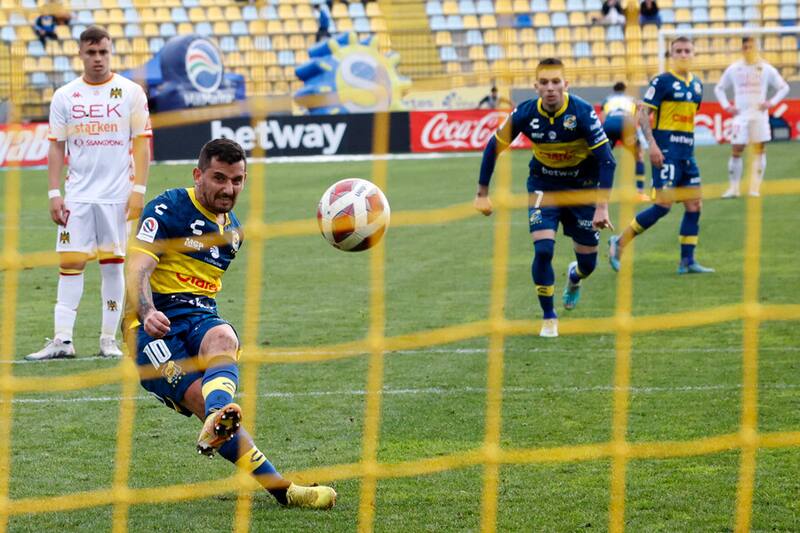 El delantero de Everton, Juan Cuevas, lanzando el penal de la polémica. Foto: Aton.