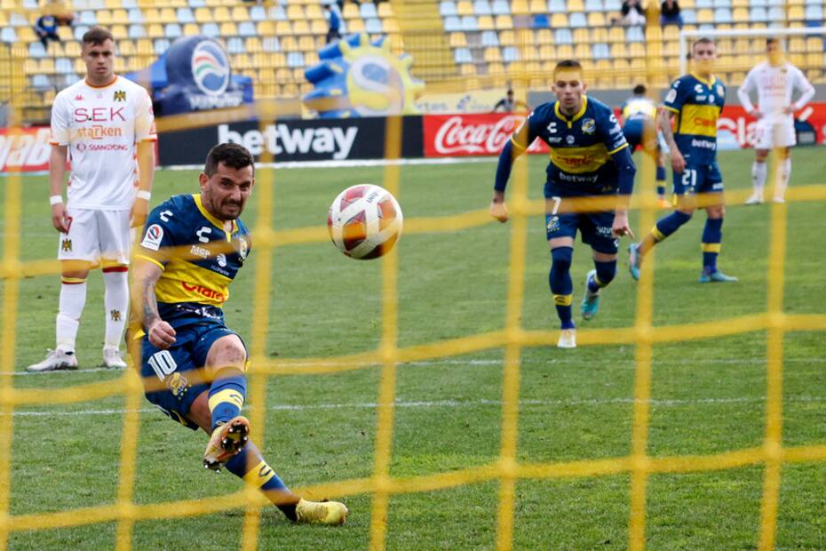 El delantero de Everton, Juan Cuevas, lanzando el penal de la polémica. Foto: Aton.