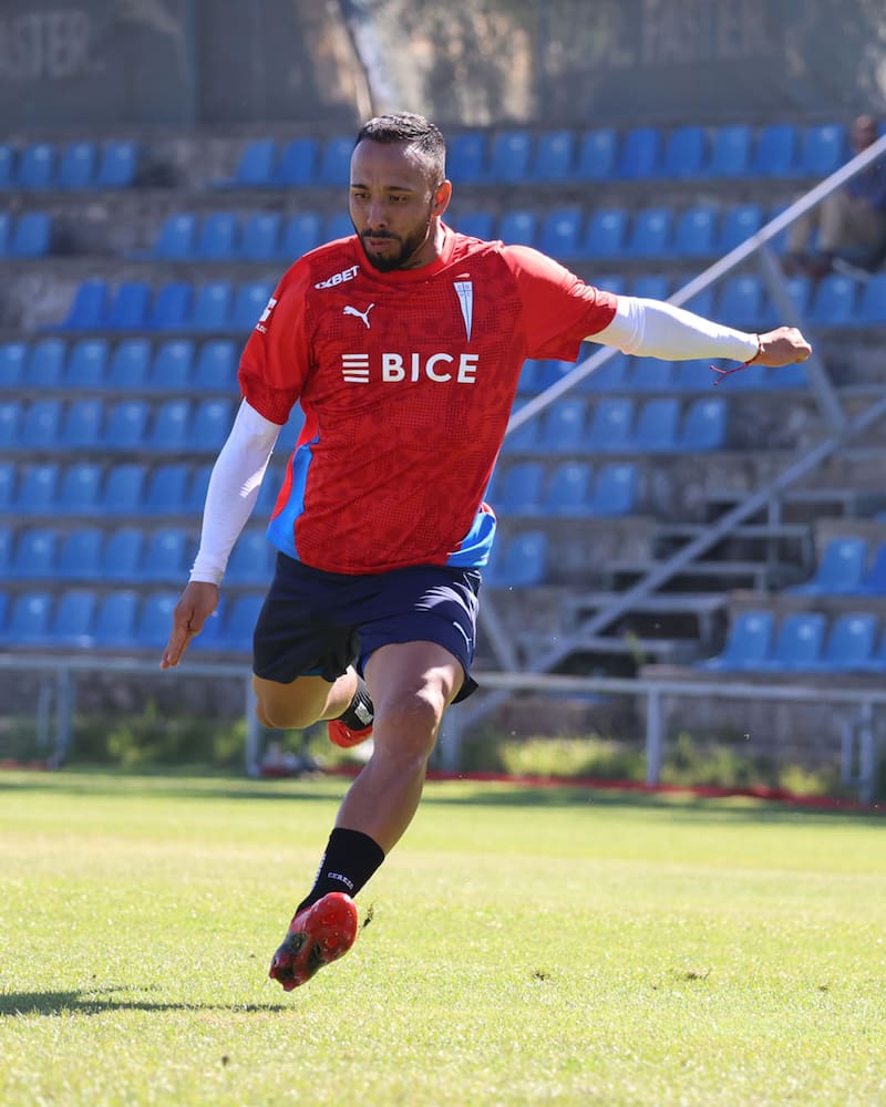 El club con nueva camiseta de entrenamiento.