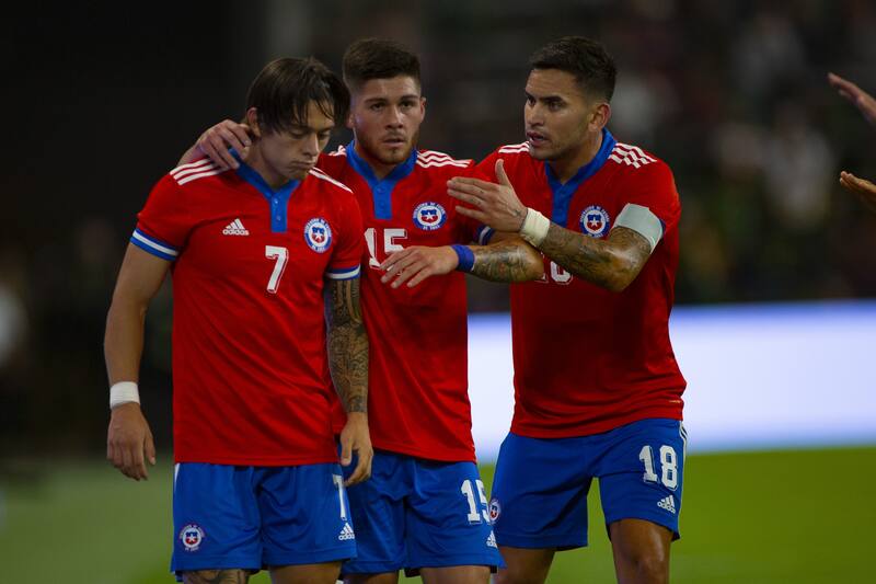 Joaquín Montecinos, Víctor Felipe Méndez y Sebastián Vegas con la camiseta de La Roja.