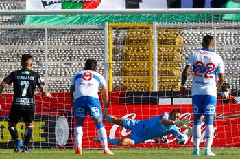 Defensa de la UC y canterano de la U lideran negativo listado de penales causados en el Campeonato Nacional