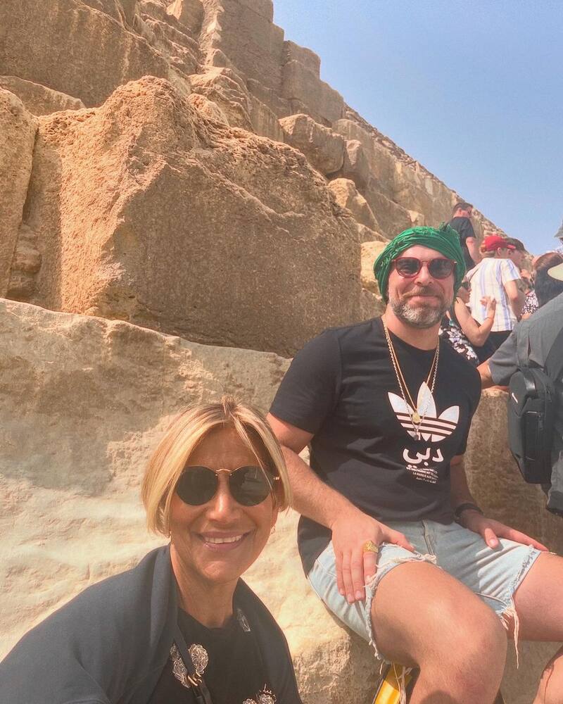 José Antonio Neme junto a su madre en Egitpo