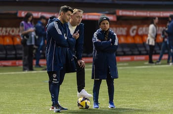 FIFA obligará a tener mujeres en las bancas del fútbol femenino: ¿Cómo están La Roja y los grandes de Chile?