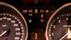 Puedes sufrir un accidente grave: Esta luz en el tablero indica que necesitas asistencia mecánica inmediata