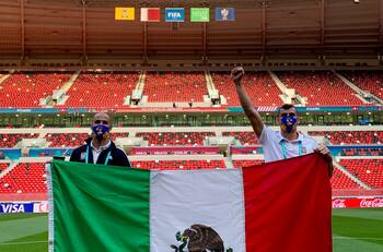 Tigres: Guido Pizarro y Nahuel Guzmán posan con la bandera de México