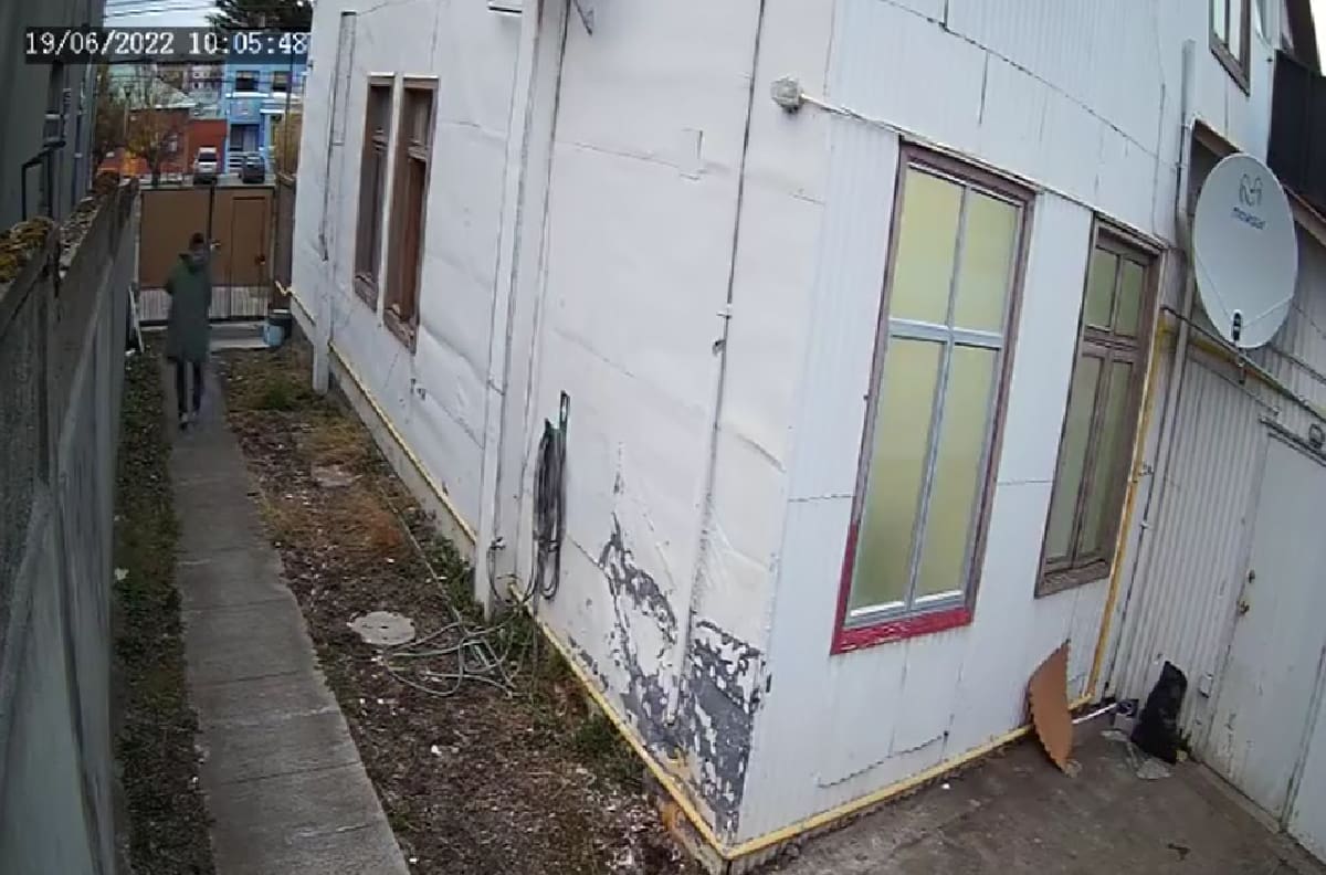 VIDEO | Se fue sin pagar: Hombre escapa por la ventana para no pagar en prostíbulo clandestino