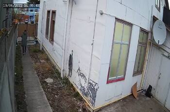 VIDEO | Se fue sin pagar: Hombre escapa por la ventana para no pagar en prostíbulo clandestino