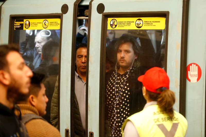 Línea 1 se vio interrumpida por persona en la vía.
Créditos: Aton.