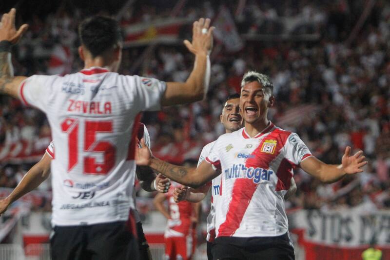 Yerko Leiva con la camiseta de Curicó Unido.
