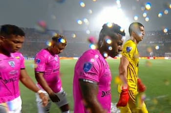 Final de la Copa Sudamericana quedó en suspenso tras larga pausa por intensa tormenta